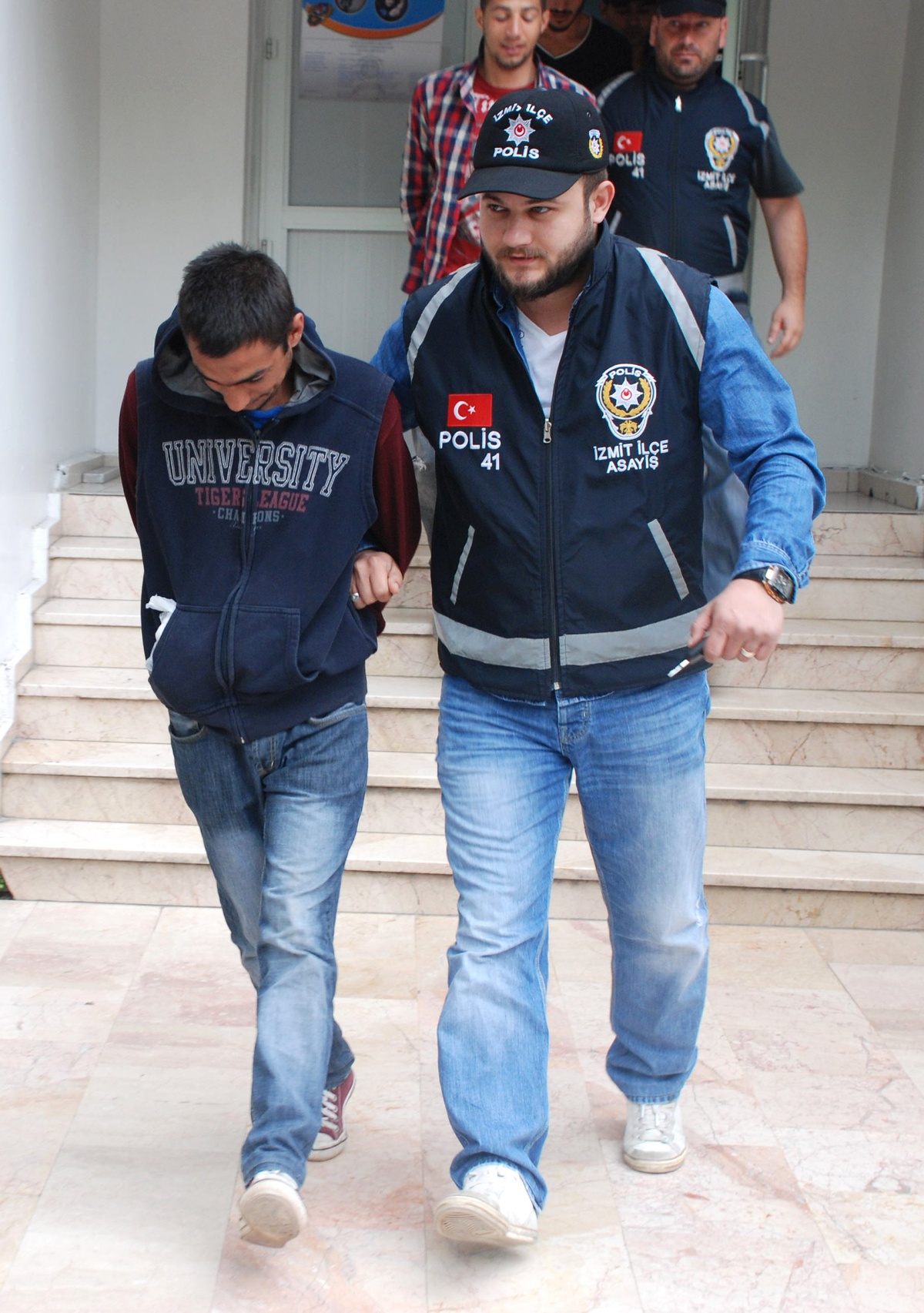 Alkol Alıp Polise Direnen Şahıslar Gözaltında