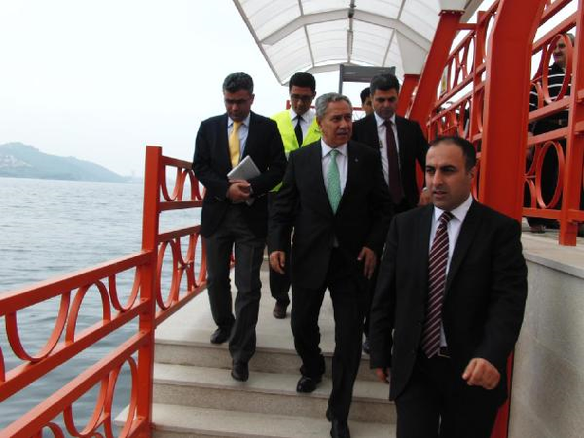 Arınç\'ın Konvoyunda Kaza