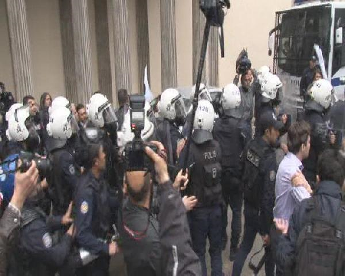 Başbakanlık Dolmabahçe Çalışma Ofisi Önünde Gazlı Müdahale