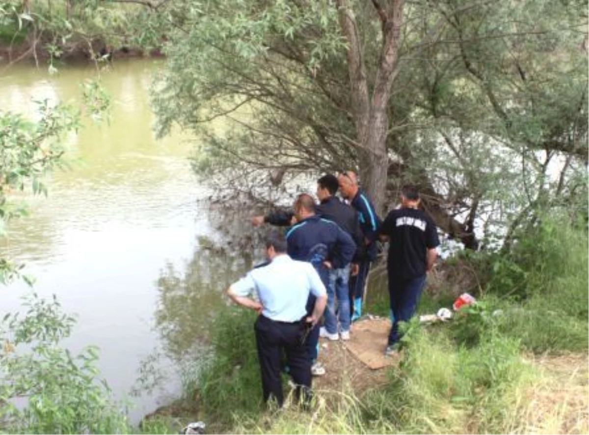 Bilecik\'te Sakarya Nehri\'ne Düşen Genç Boğuldu