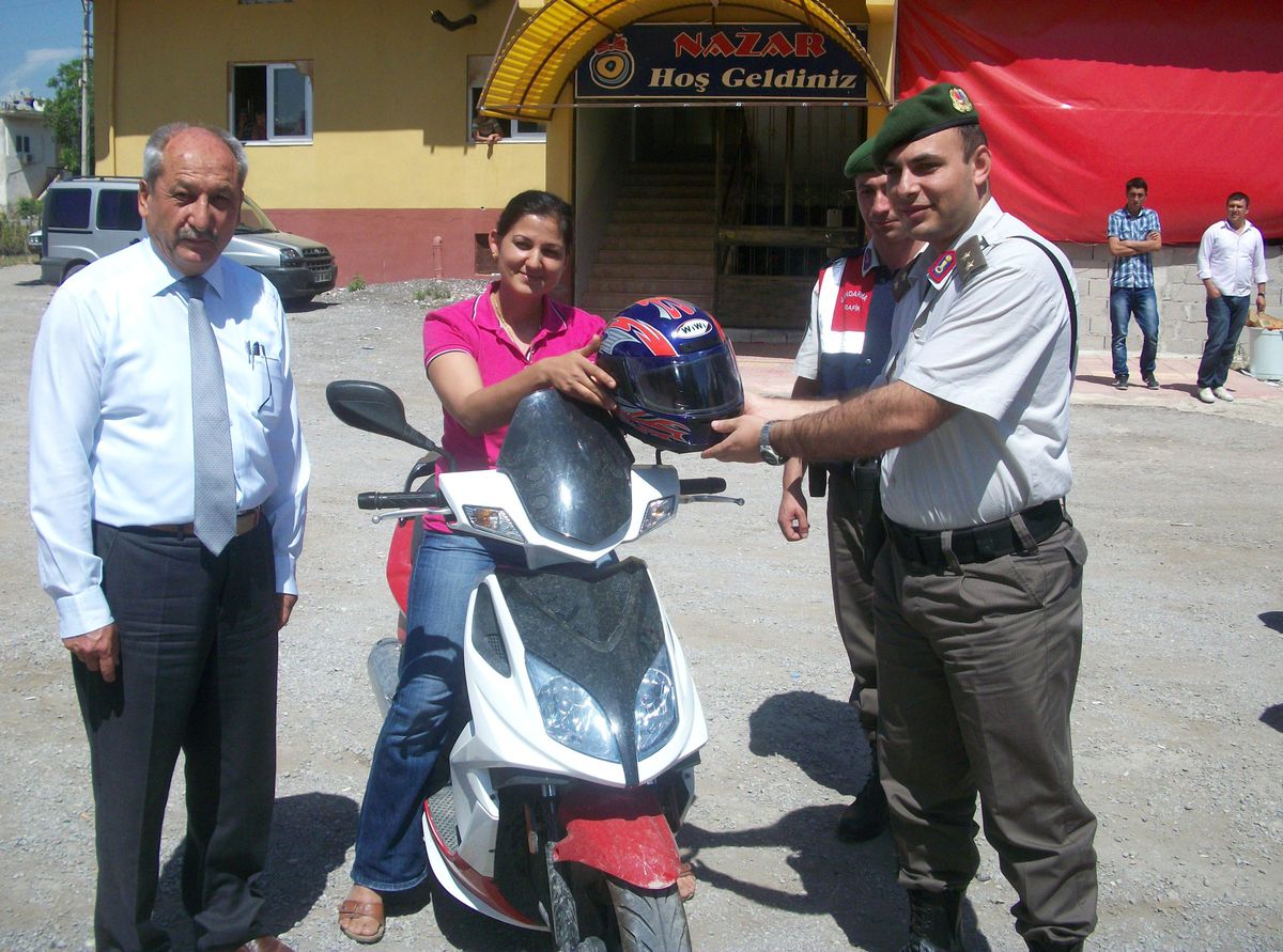 Bilinçlenen Sürücülere Jandarmadan Kask ve Tepe Lambası