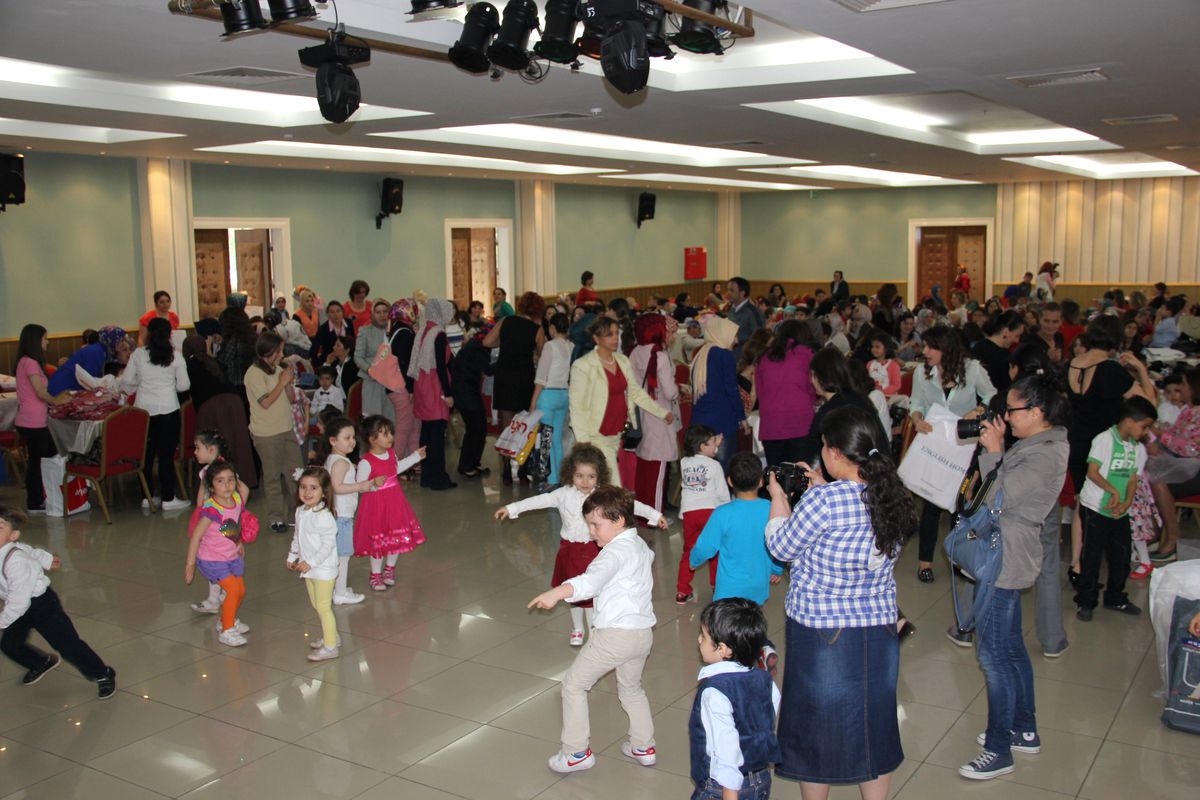 Biriktirdikleri Harçlıklarla Annelerine Hediye Aldılar
