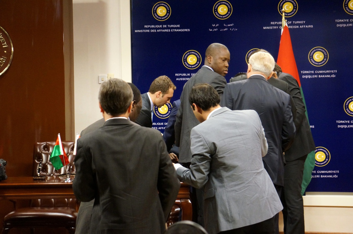 Burkina Faso Bakanı Basın Toplantısında Bayıldı
