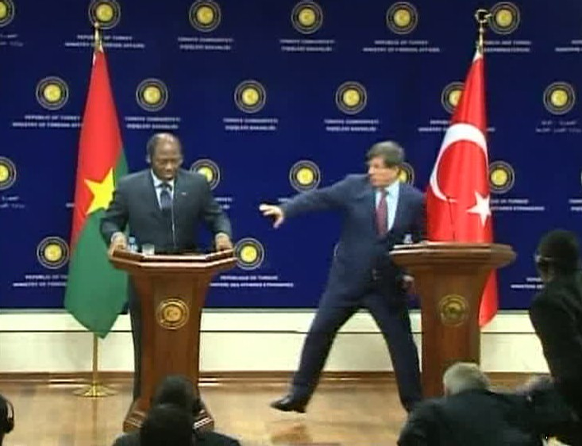 Burkina Faso Dışişleri Bakanı Basın Toplantısı Sırasında Baygınlık Geçirdi