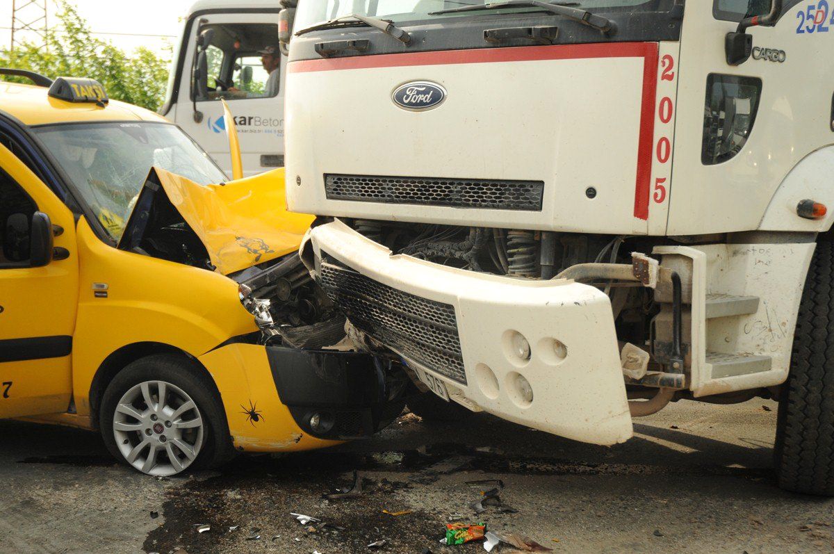 Bursa'da Otomobil Kamyonun Altına Girdi: 6 Yaralı