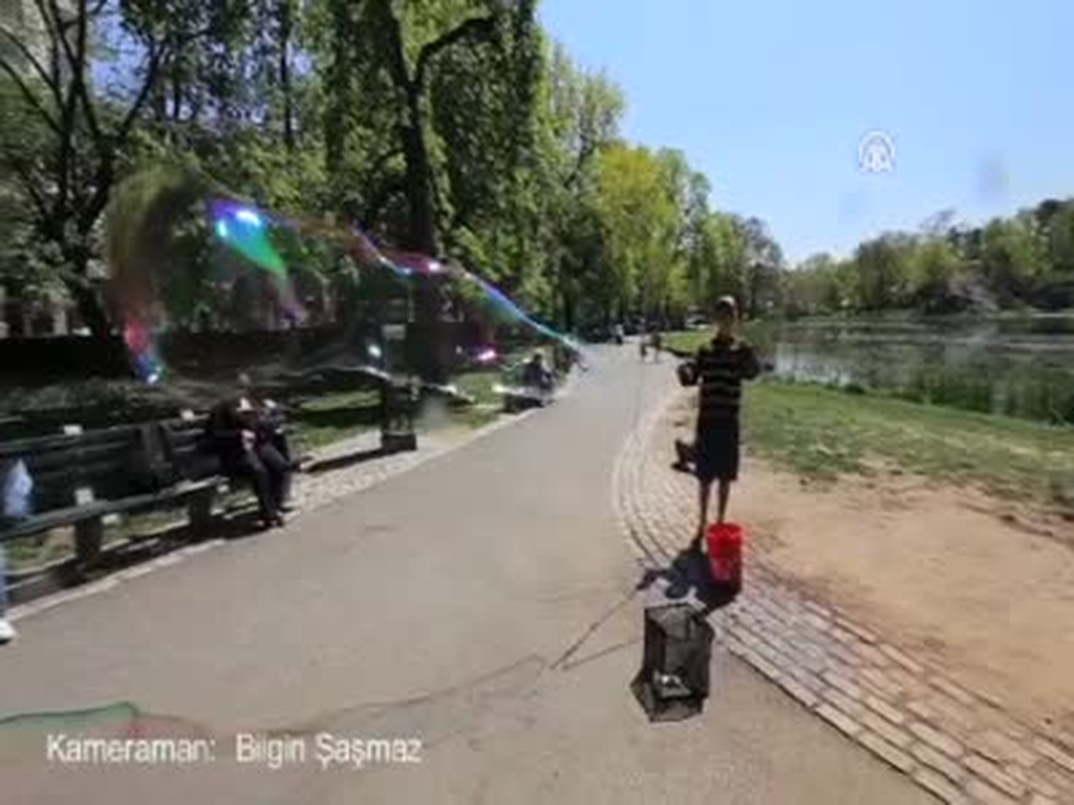 Central Park\'ta Köpük Balonu Gösterisi