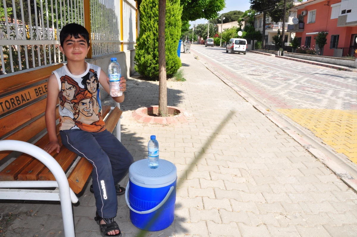 Deprem Mağduru Çocuk, Su Satarak Ailesine Destek Oluyor
