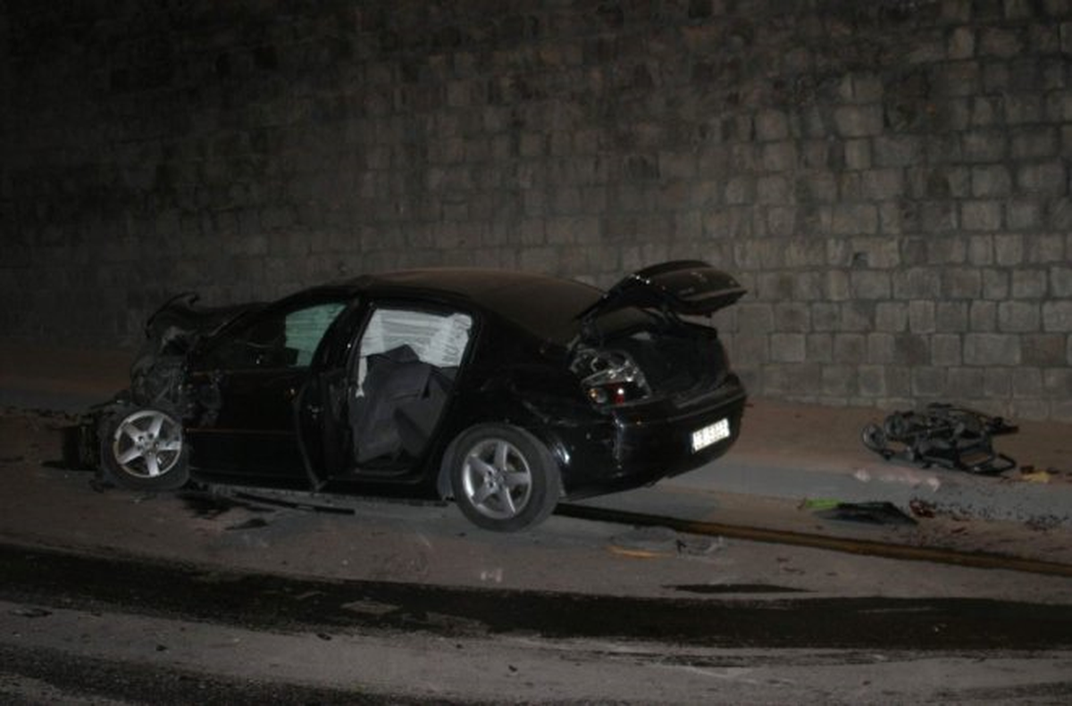 Ehliyetsiz Sürücü Otomobiliyle Karşı Şeride Geçti: 2 Yaralı