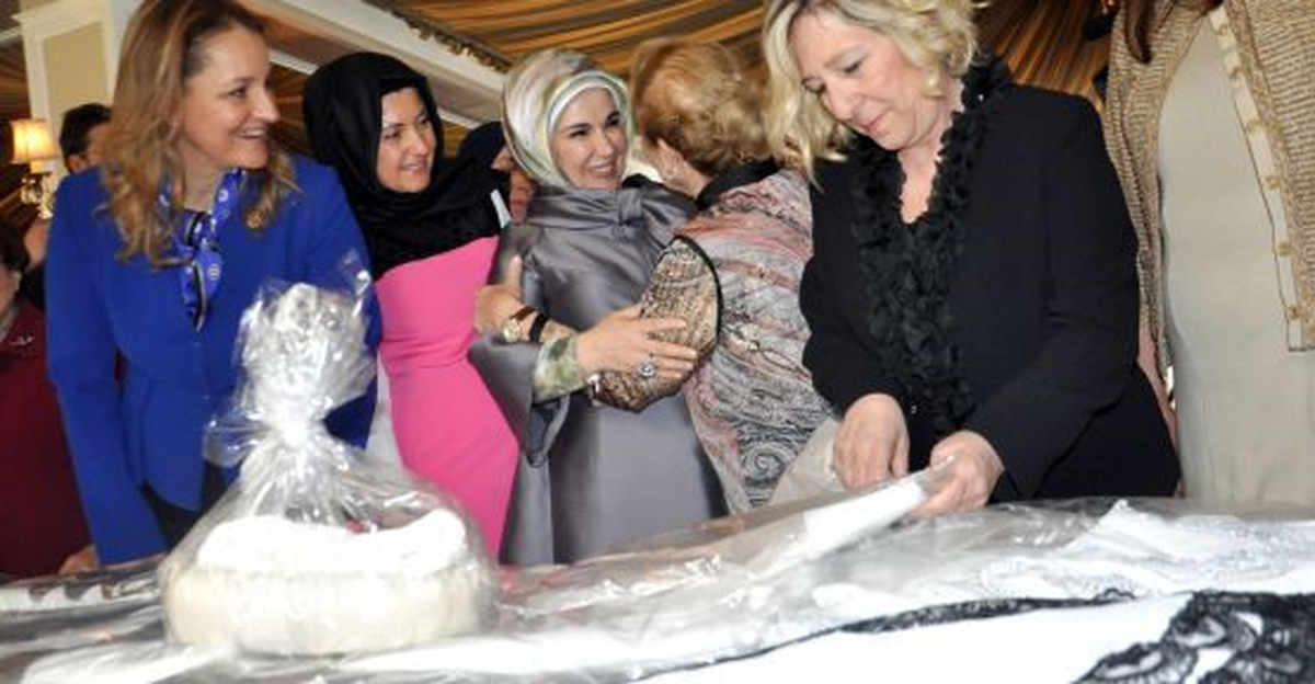 Emine Erdoğan, Katıldığı Kermeste 17 Parça Eşya Aldı