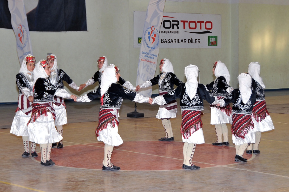 Gümüşhane\'de Okullar Arası Halk Oyunları Yarışması Yapıldı