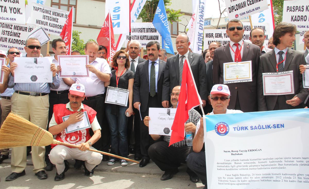 Hizmetlilerden Süpürgeli, Paspaslı, Diplomalı Eylem