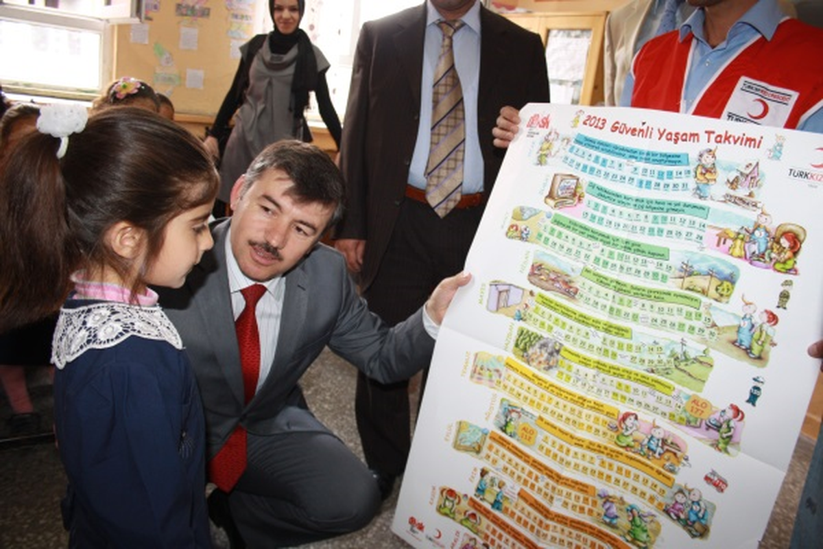 İlkokul Öğrencilerine Kitap Dağıtımı