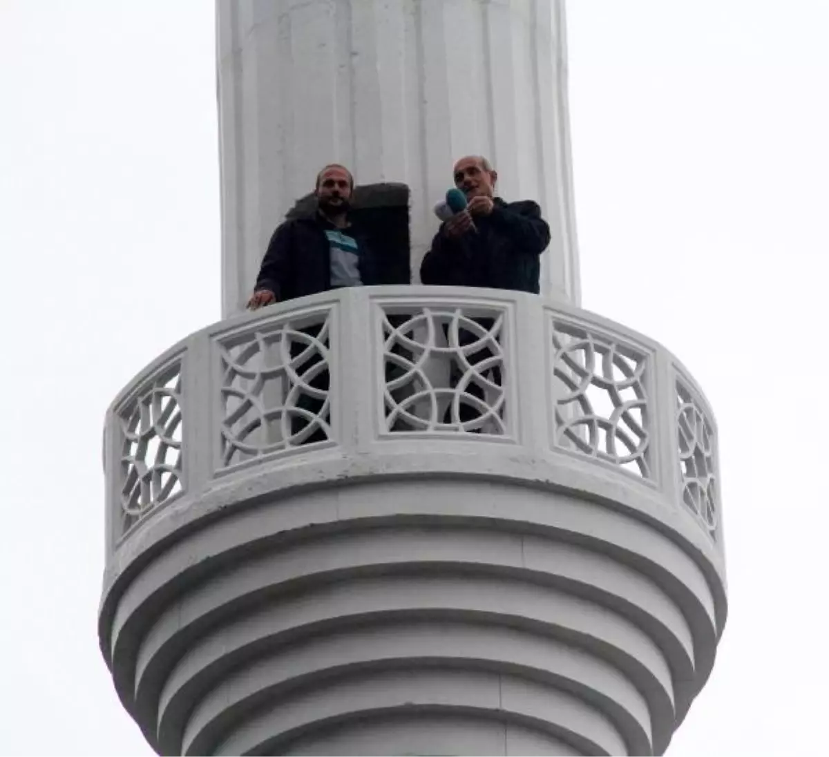 İnşa Ettiği Minareye Çıktı, Alacağını İstedi