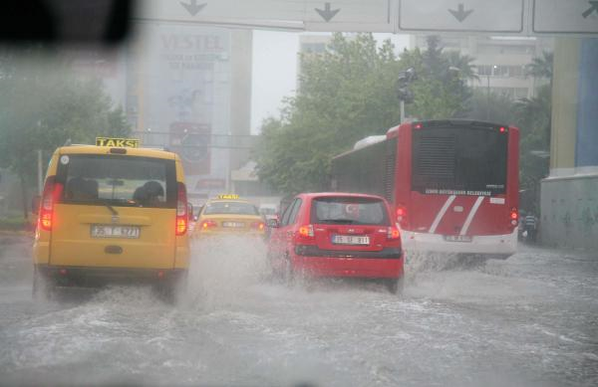 İzmir\'de Mayıs Yağmuru Sürprizi