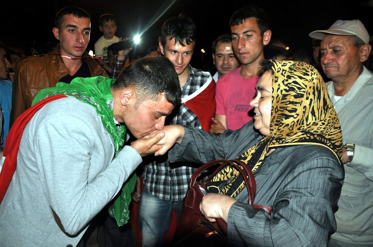 Kınalı Kuzular, Kışla Yolunda