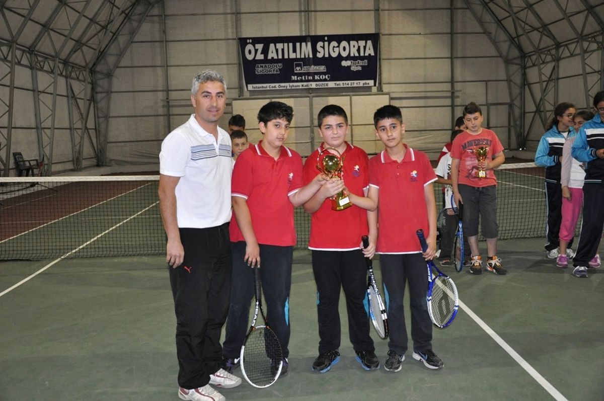 Küçükler Tenis Turnuvası Ödülleri Verildi