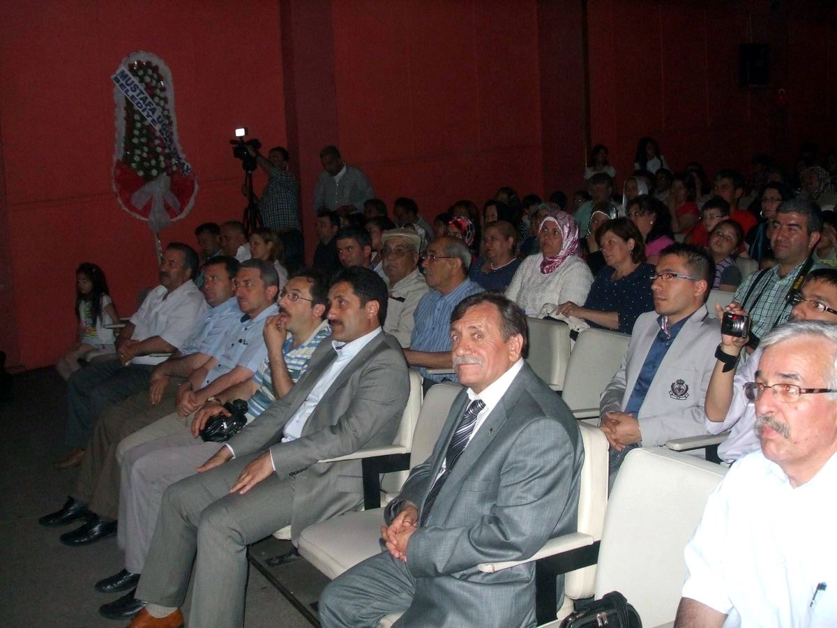 Kurtuluş İlkokulu\'ndan Şiir ve Müzik Dinletisi