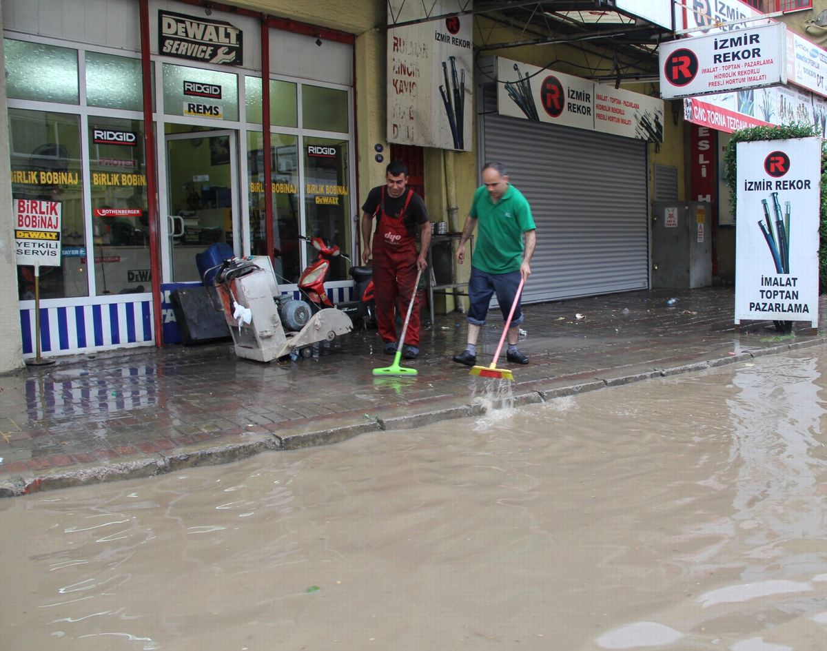 Mayıs Yağmuru İzmir Sokaklarını Göle Döndürdü