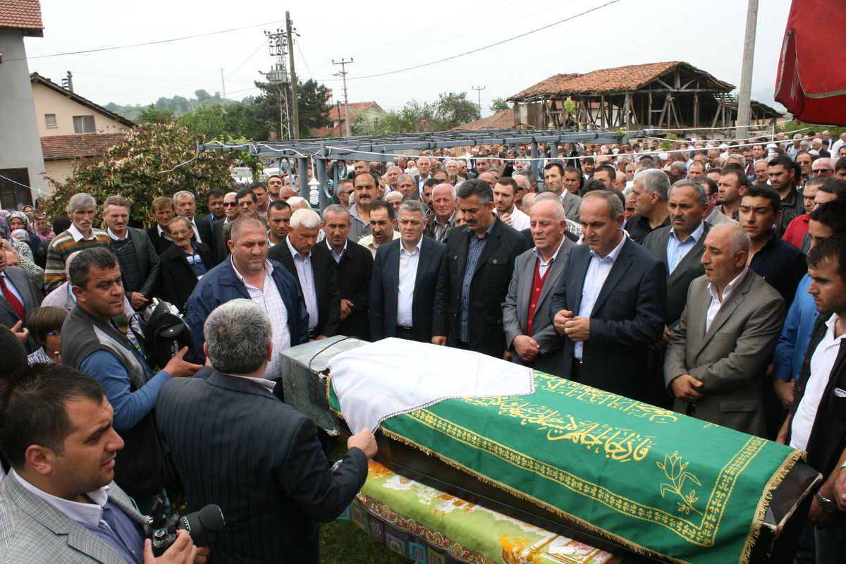 MHP İl Başkanı Danışmaz\'dan Annesine Son Görev