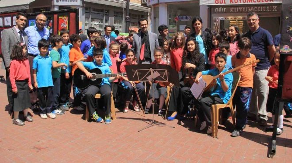 Minik Öğrenciler Resimlerini Sergiledi