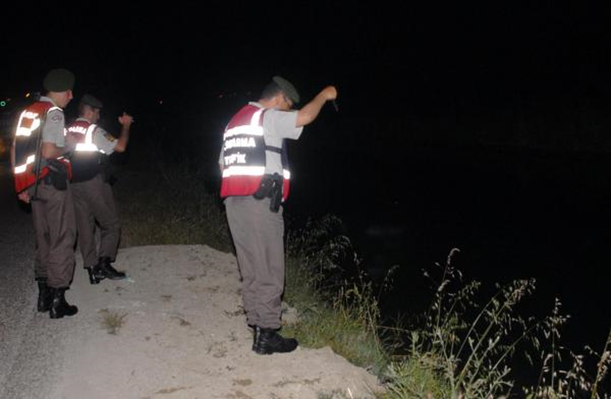 Otomobil Sulama Kanalına Uçtu
