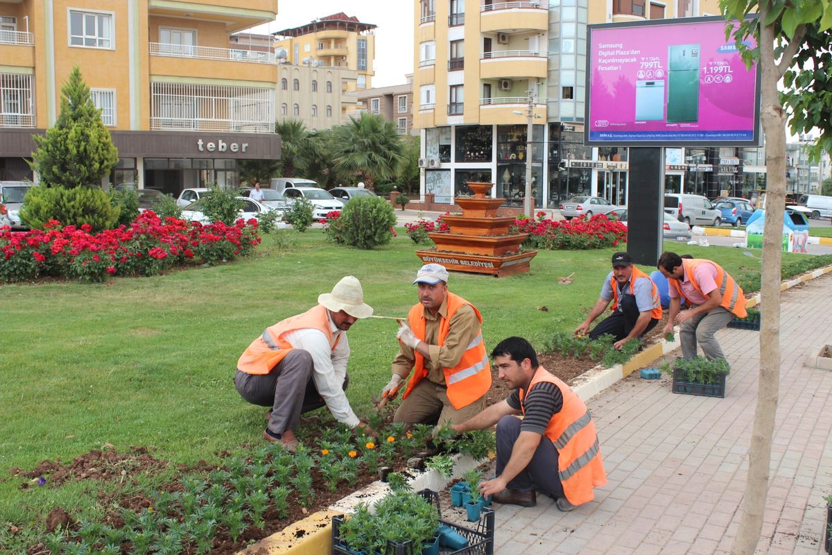 Şanlıurfa\'da Refüj Süslemeleri Devam Ediyor