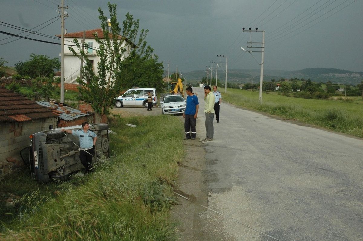 Şarampole Yuvarlanan Araçtan Burnu Bile Kanamadan Çıktı