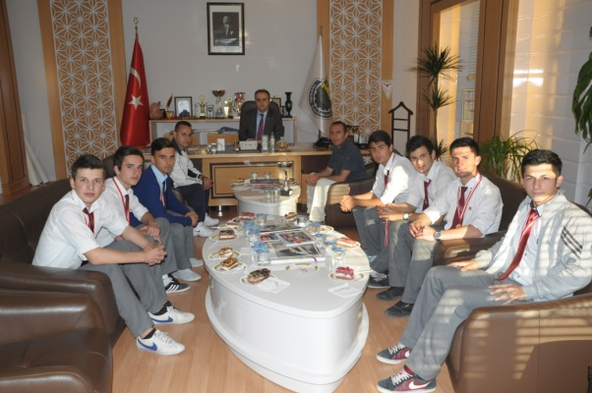 Ticaret Meslek Lisesi Futsal Takımı\'ndan Ziyaret
