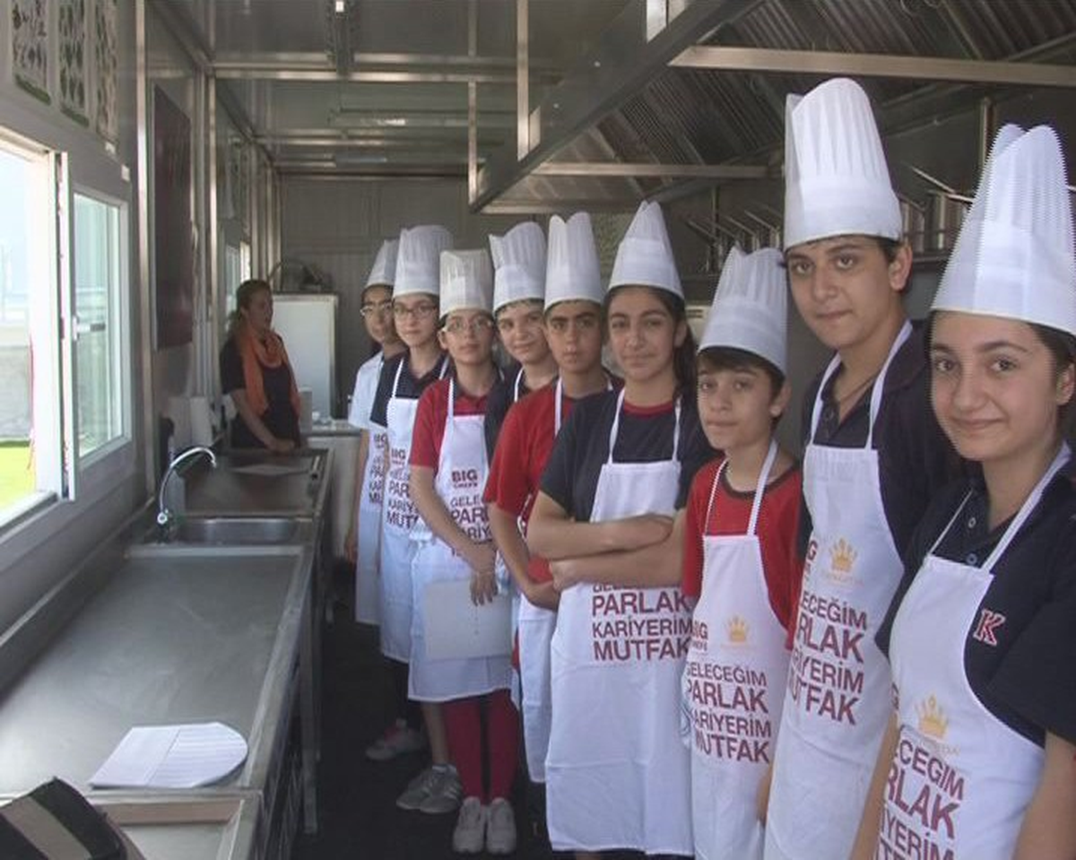 Tır\'da Yemek ve Tatlı Yapan Öğrenciler Aşçılığa Özendi