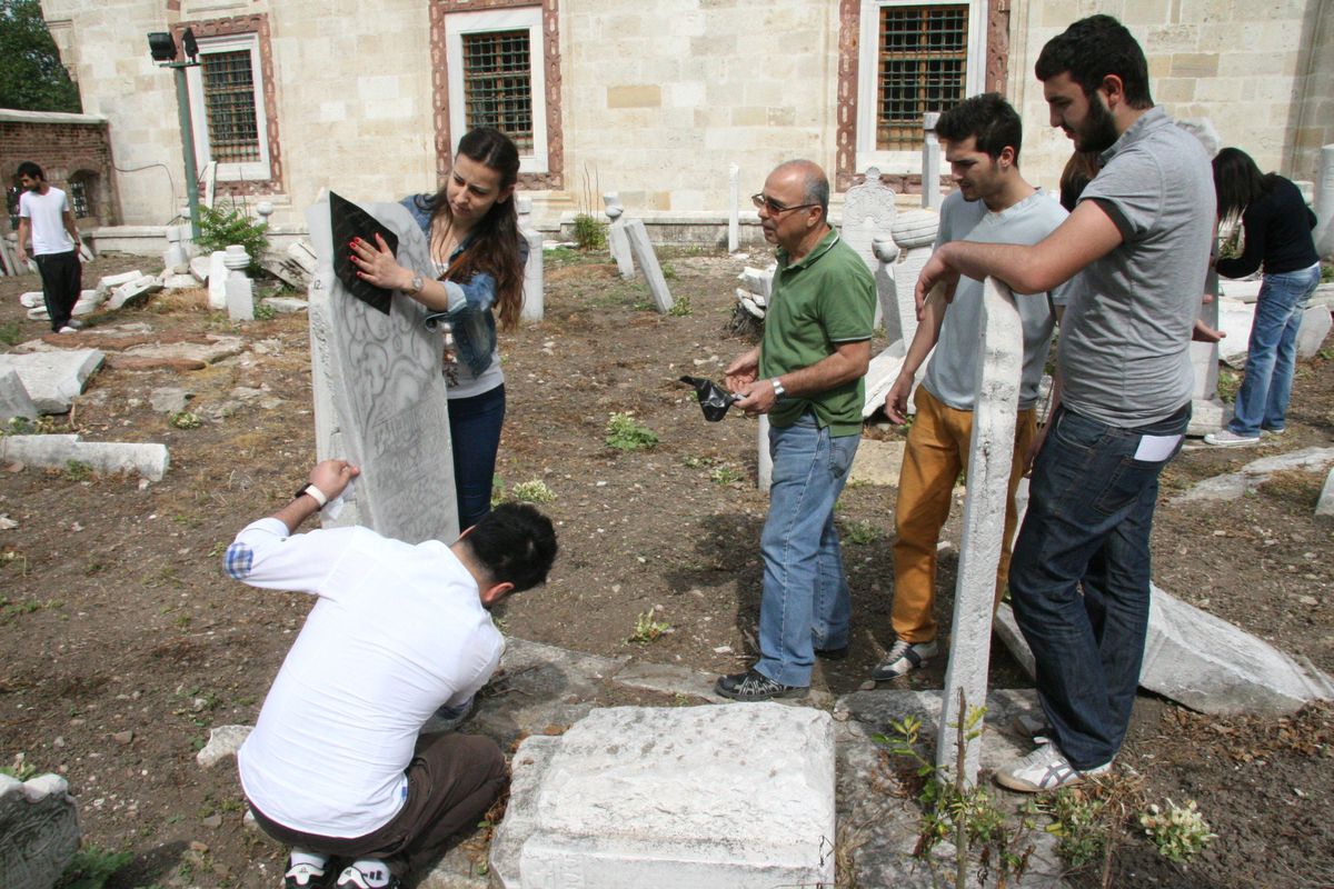 Üç Şerefeli Cami Haziresinde Restorasyon Çalışmaları Başladı