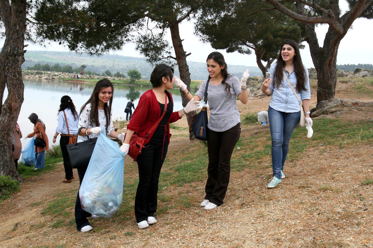 Üniversite Öğrenileri Çöp Topladı