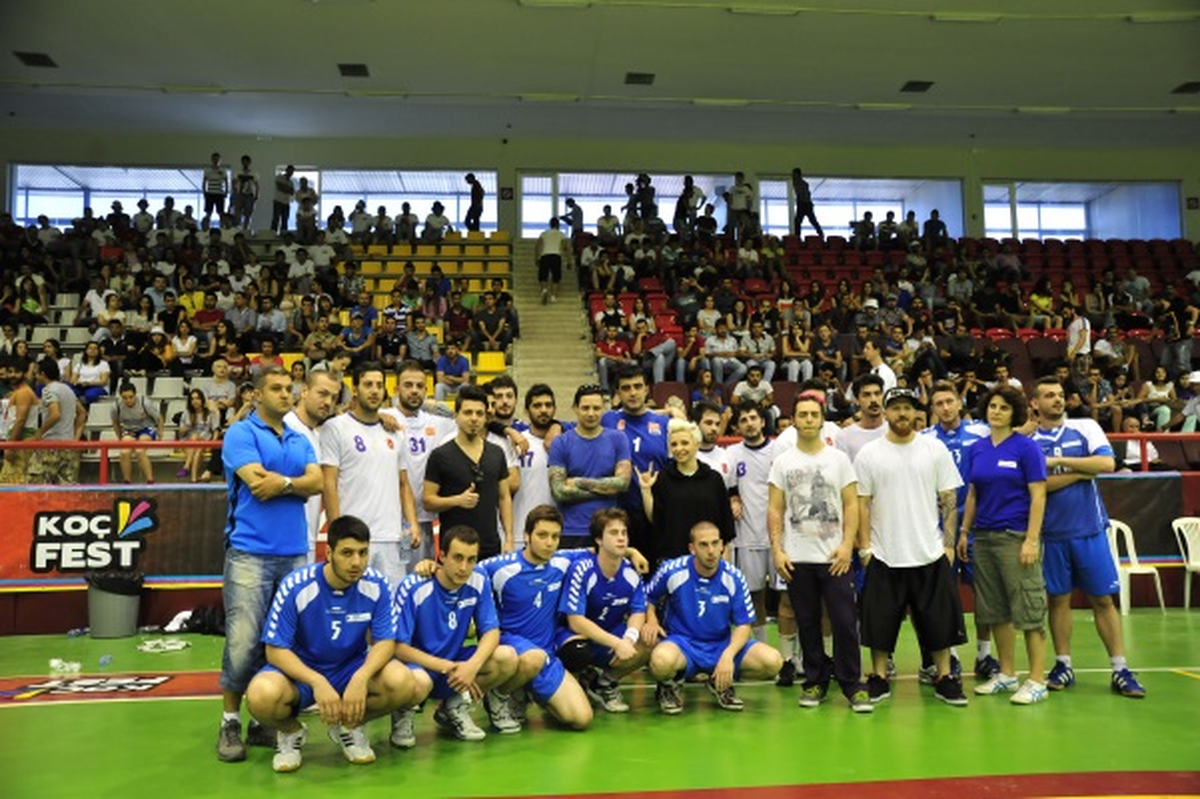 Ünlü Rock Grubu Model\'den Sporculara Destek