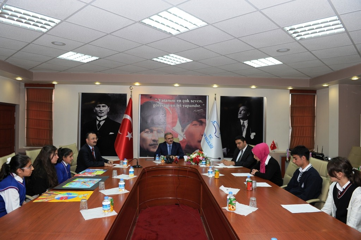Vali Karaloğlu Başarılı Öğrencileri Ödüllendirdi