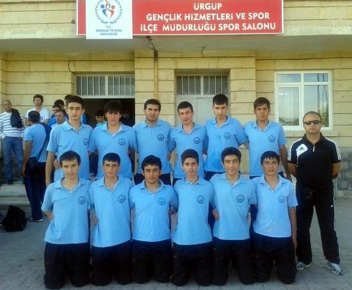 Yaş Grubu Voleybol Takımı Eskişehir\'de, Genç Takım Kayseri\'de Final İçin Sahada