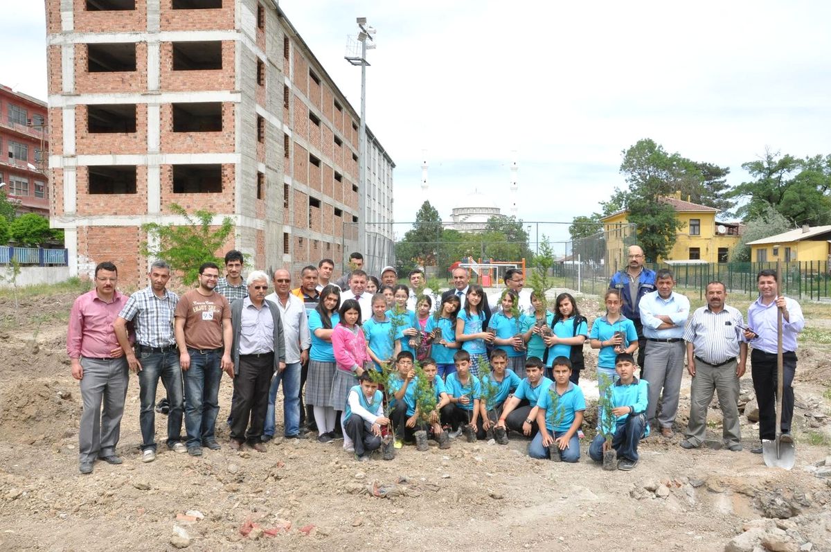Yerköy'de Tcdd Gar Müdürlüğü Personeli Çam Fidanı Dikti