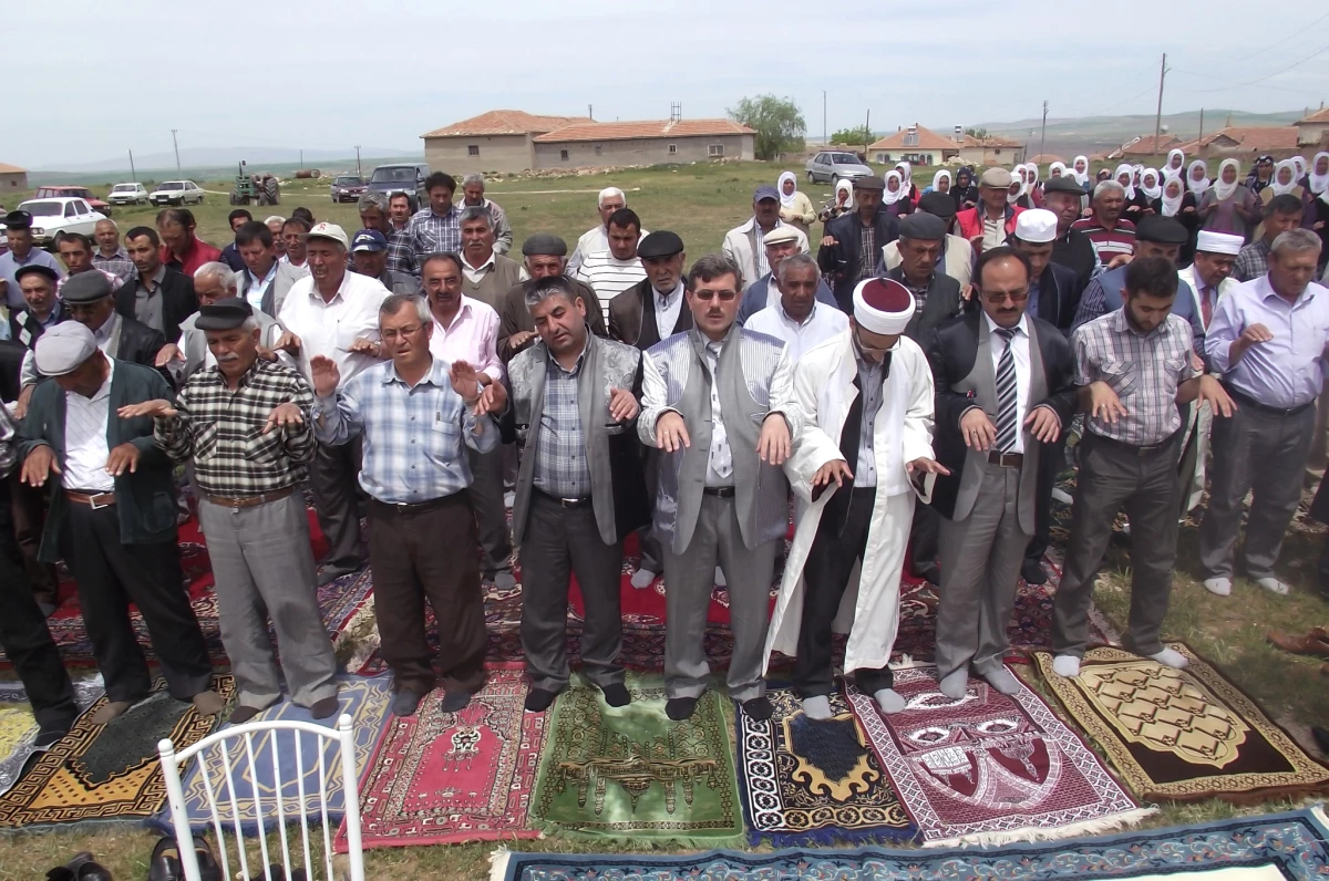 Yozgat\'ın Boğazlıyan İlçesinde Çiftçiler Yağmur Duasına Çıktı