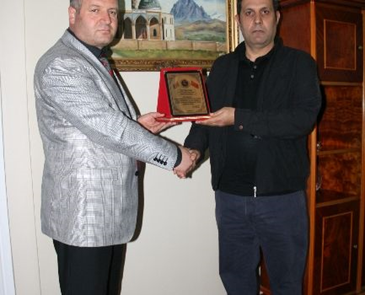 ASİMDER\'den İşadamı Aras\'a Plaket