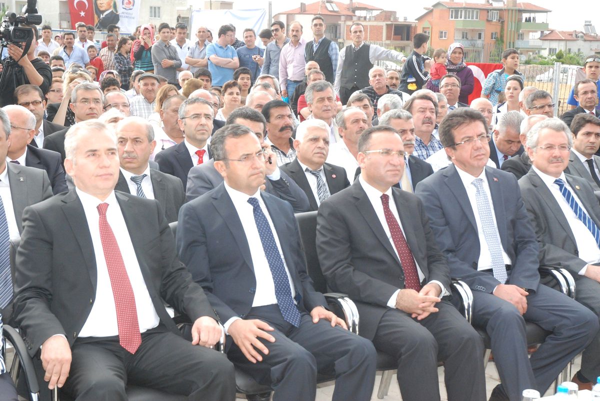 Başbakan Yardımcısı Bozdağ Yağmur Altında Temel Attı