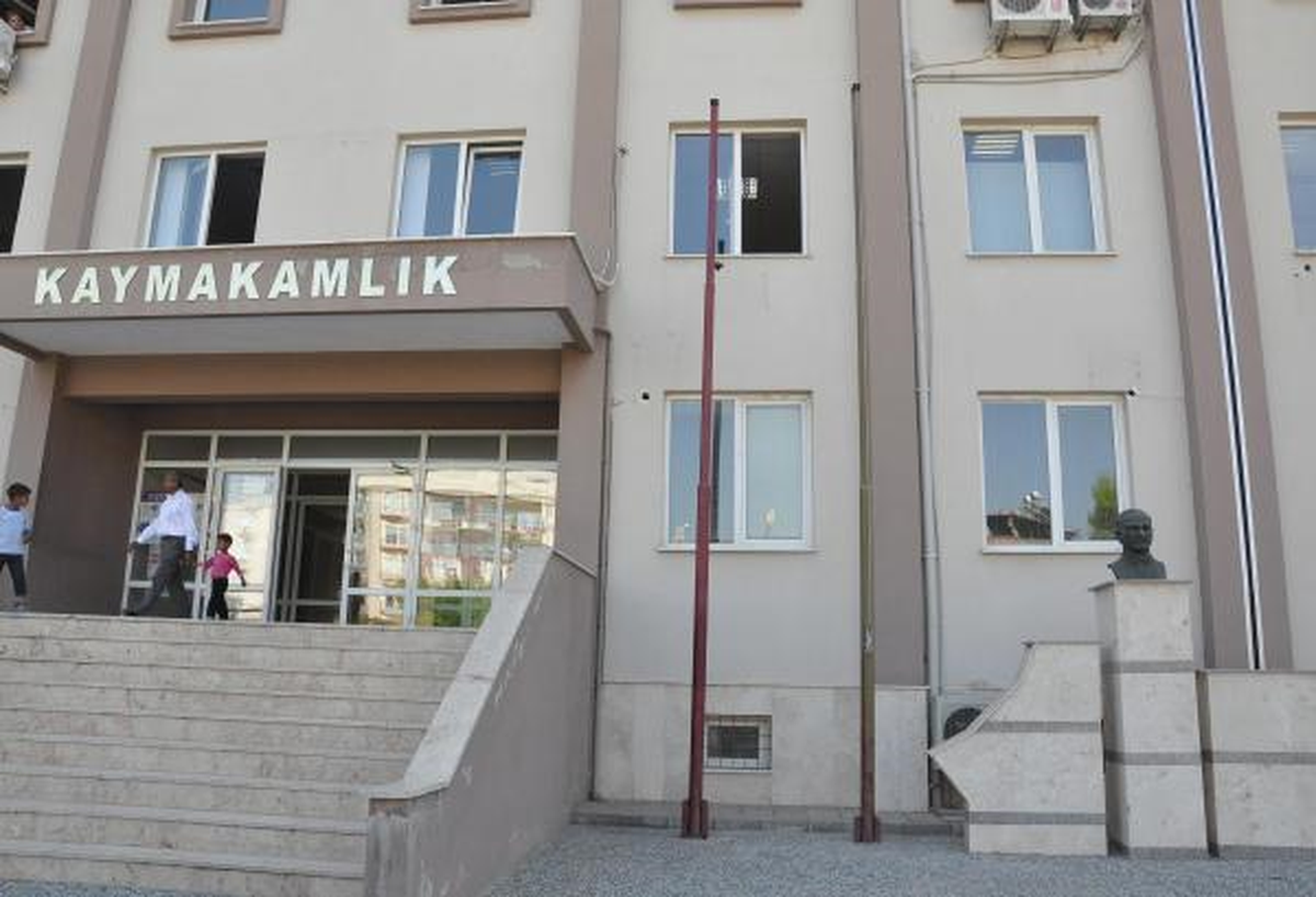 Bayrağı Çalınan Kaymakamlığa Güvenlik Kamerası