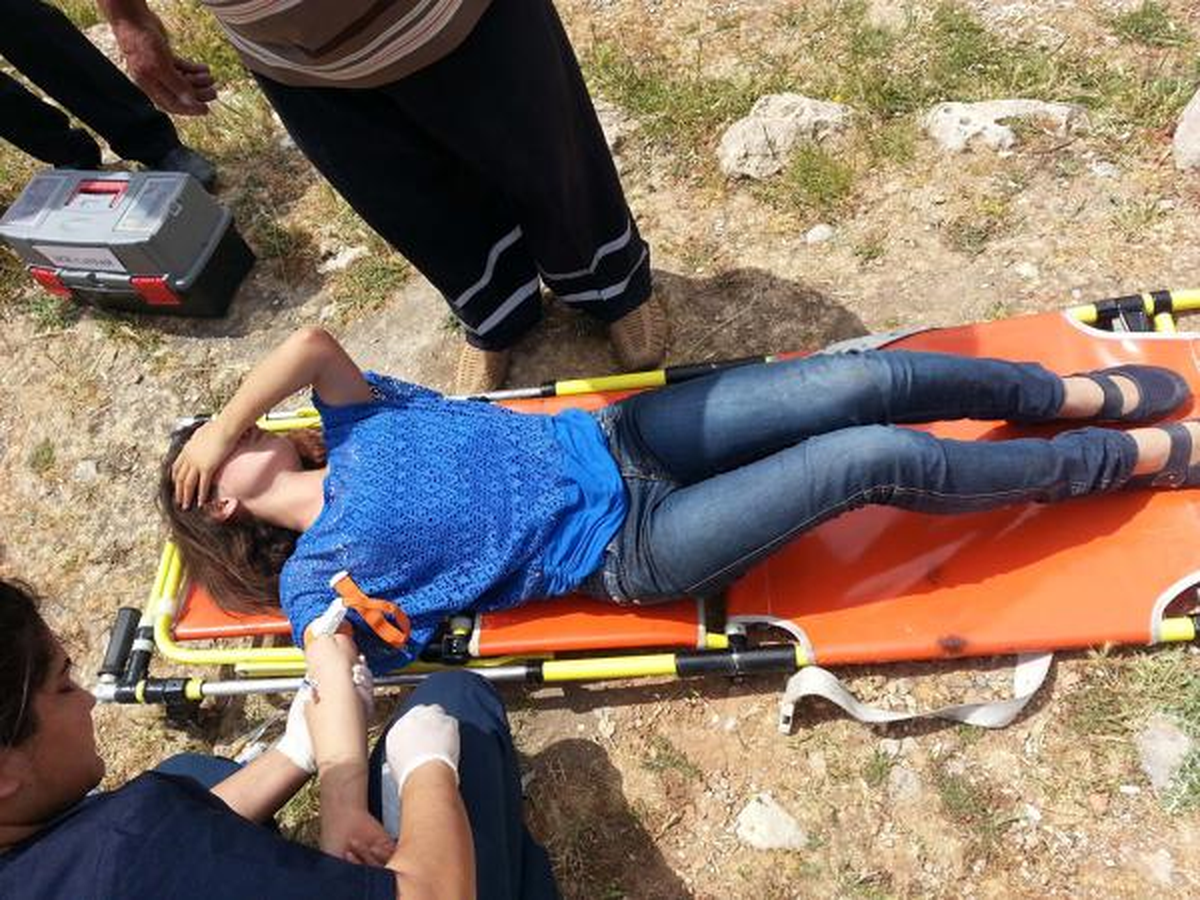 Beçin Kalesi\'nden Düşen Gençleri İtfaiye Kurtardı