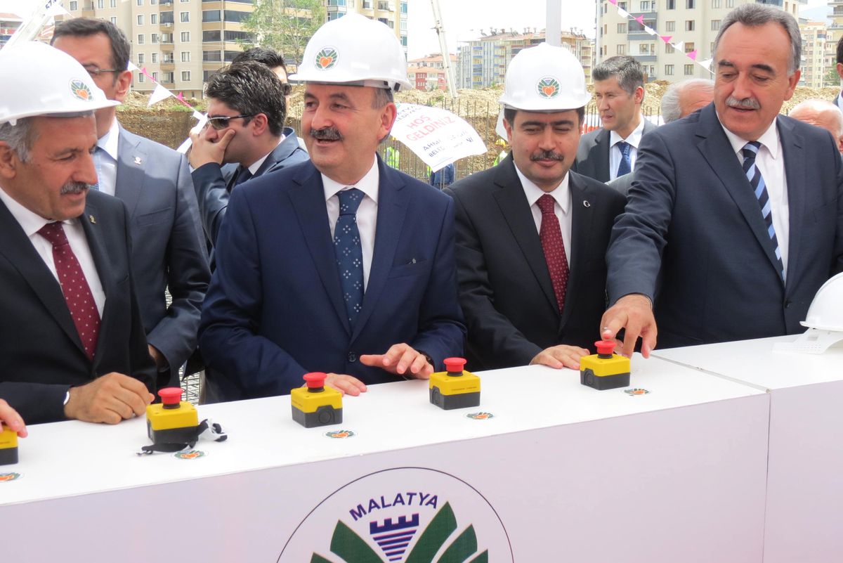Belediye Nikah Sarayı\'nın Temelini Bakan Müezzinoğlu Attı