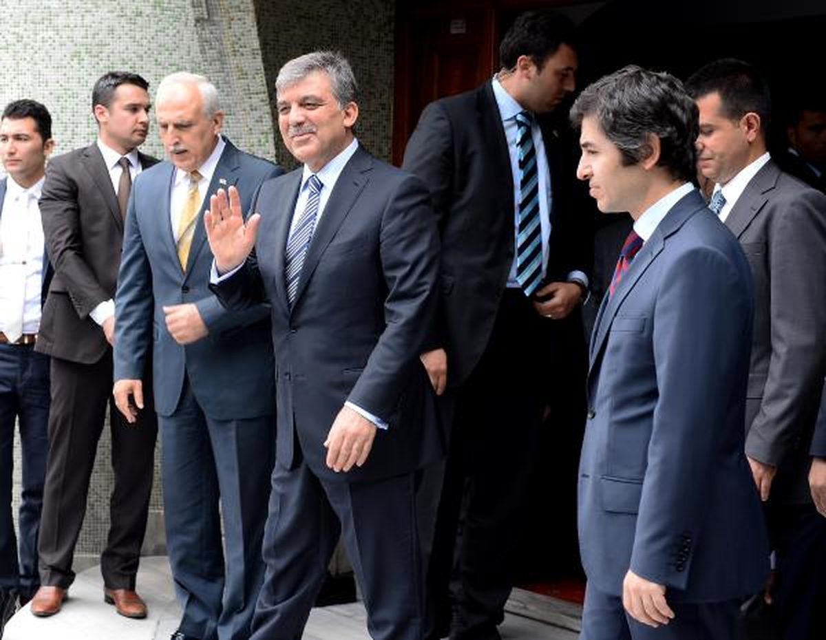 Gül, Cuma Namazını Tarabya Merkez Camisi\'nde Kıldı
