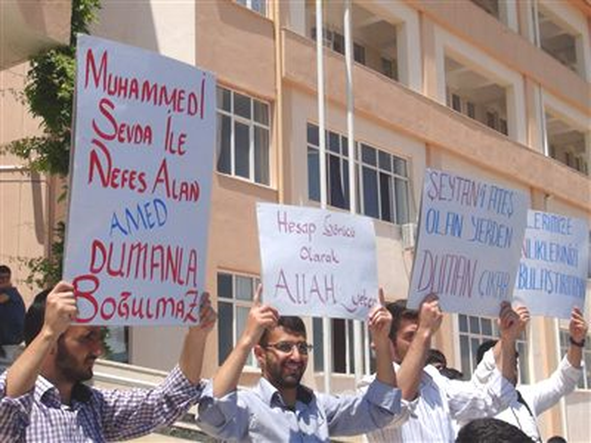 Diyarbakır'da Duman Konseri Protesto Edildi