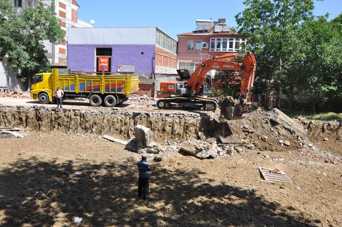 Erbaa\'da, Katlı Otopark ve Yöresel Ürünler Pazarı İnşaatı