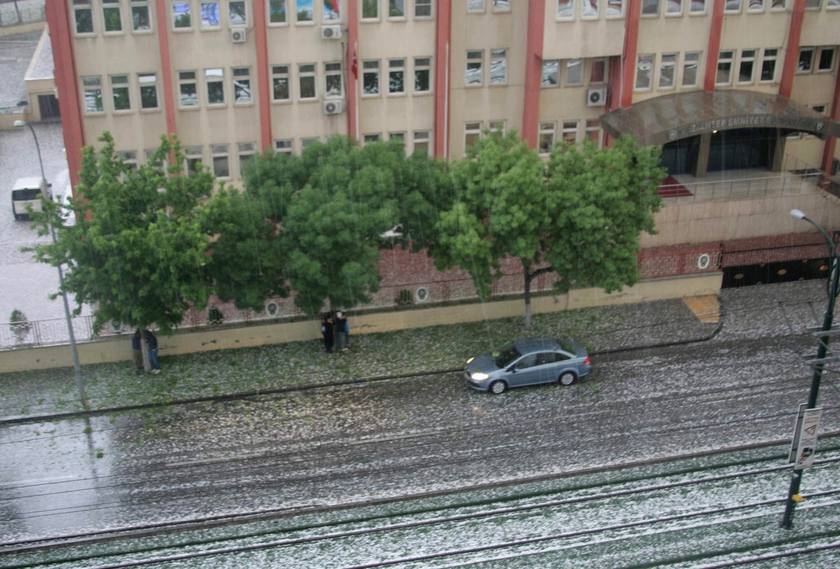 Gaziantep\'te Ceviz Büyüklüğünde Dolu Yağışı