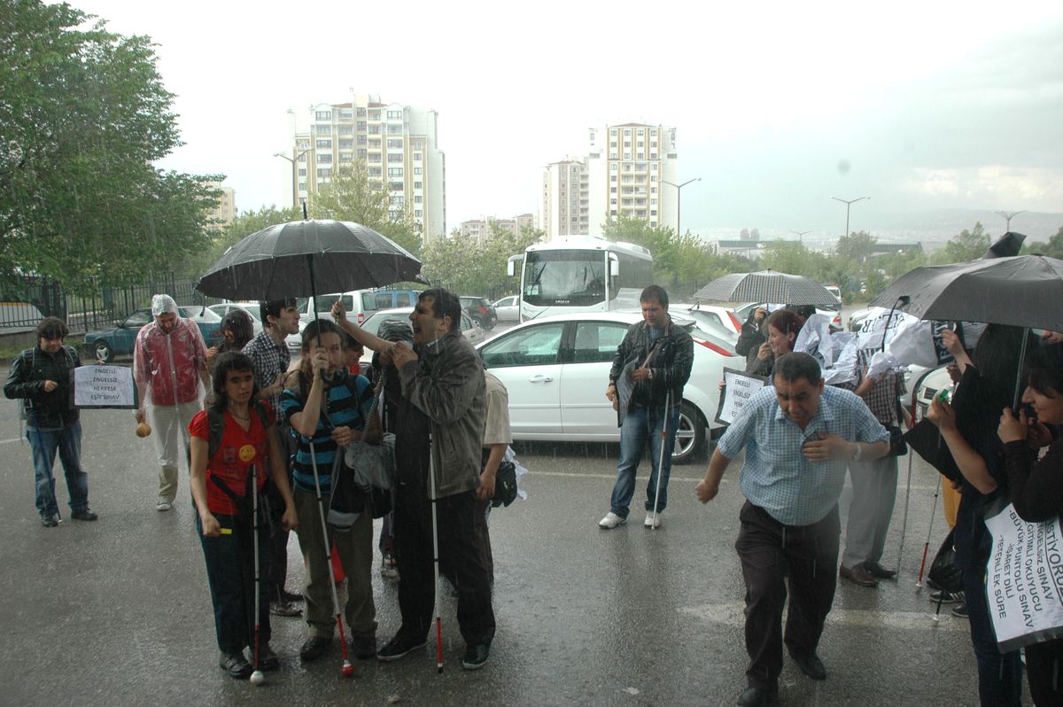 Görme Engelliler Yağmur Altında Sınav Engellerini Protesto Etti