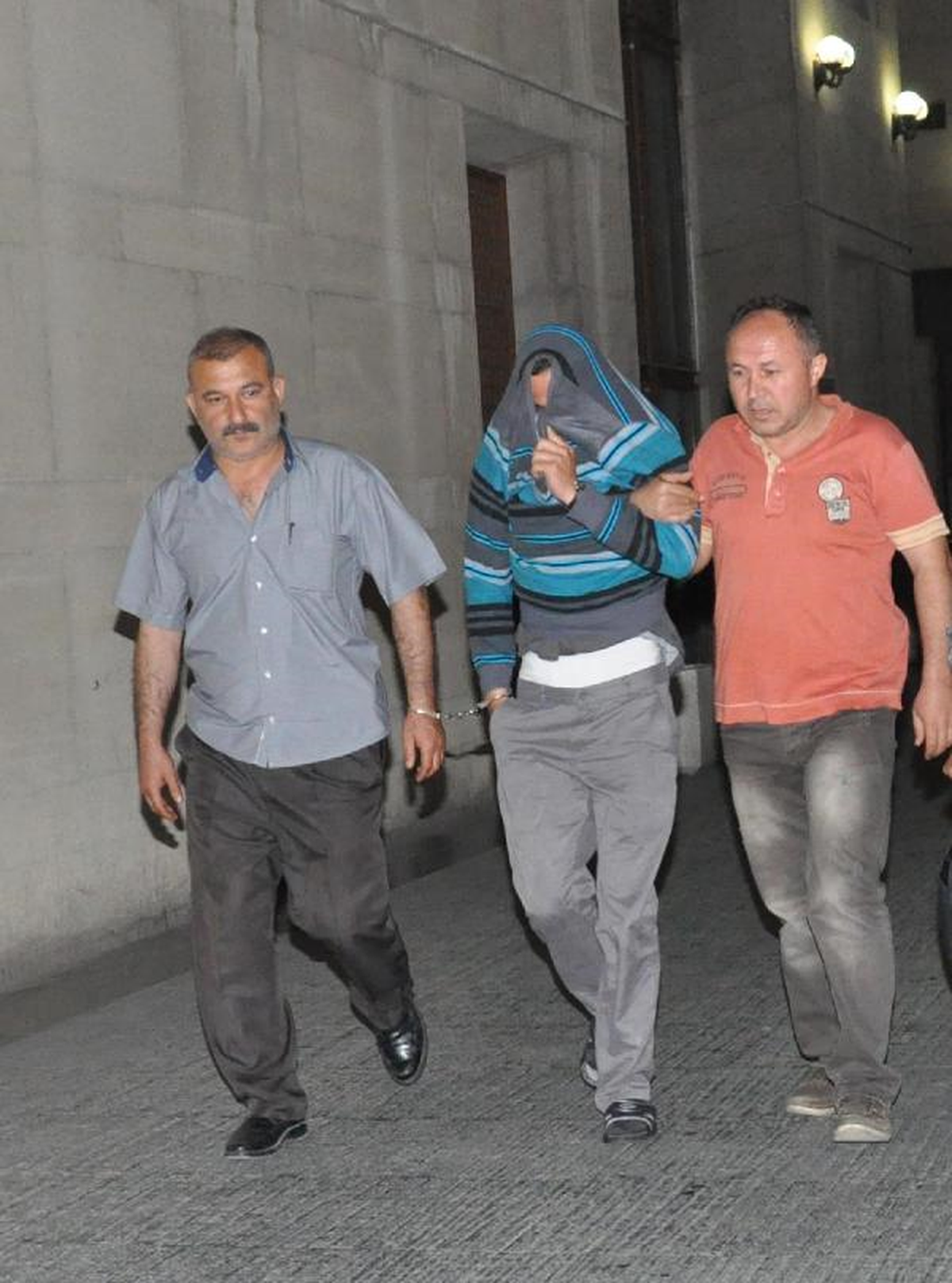 Hırsızı Balkona Kilitleyip Yakalattı