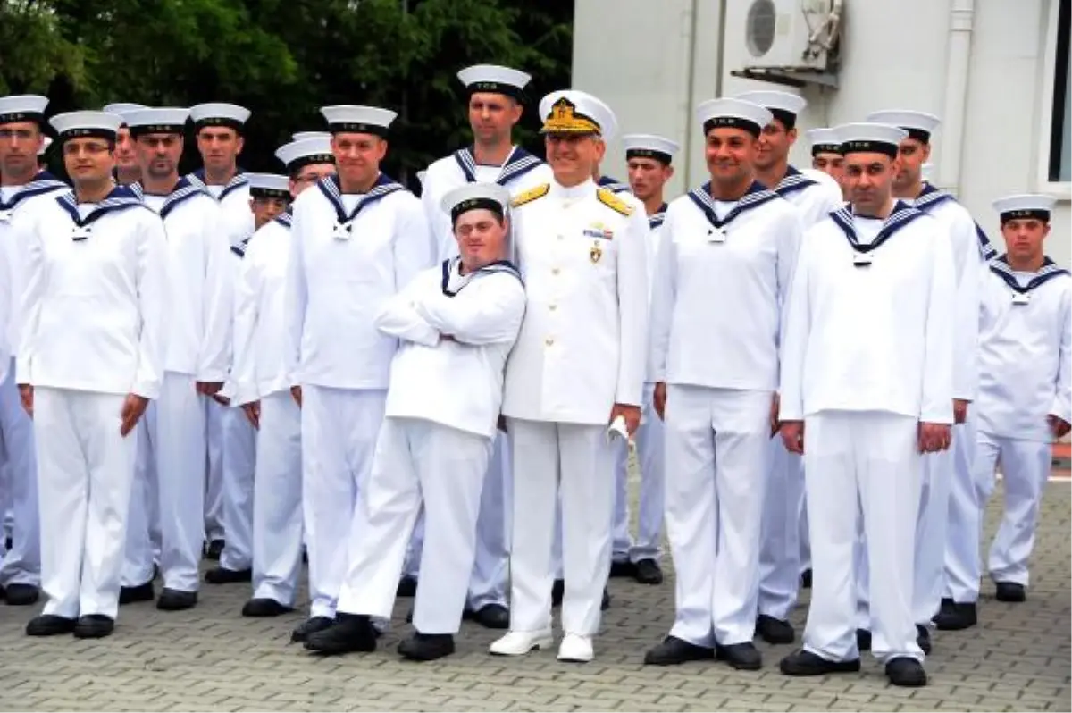 Hüseyin\'in, Tuğamiral ile Askerlik Pozu