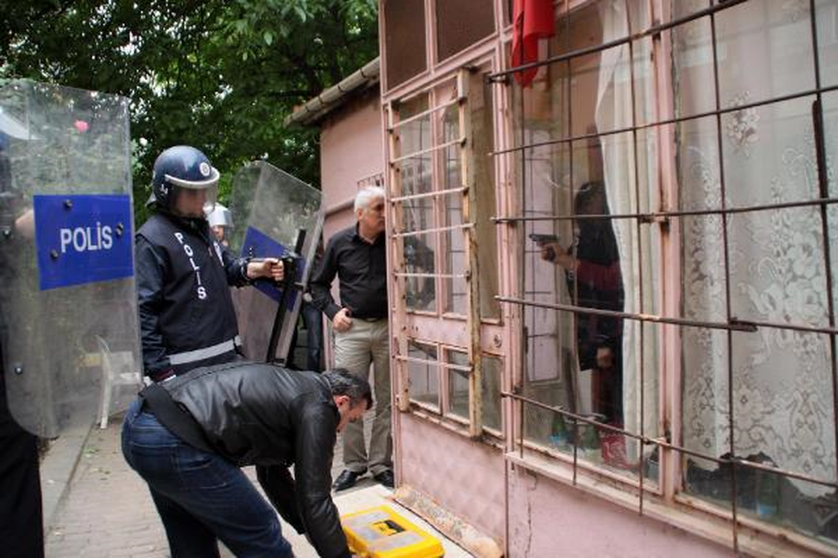 İcraya Direnen Aile Polise Silah Çekti