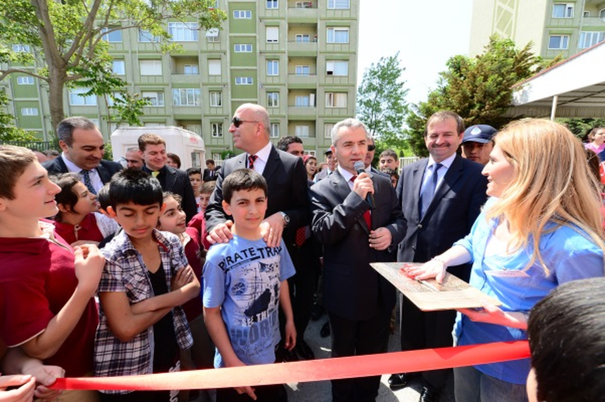 Okuldaki Kermese Başkan Uzun\'dan Katkı